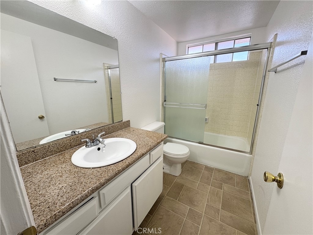 635 W 15th - Photo 9