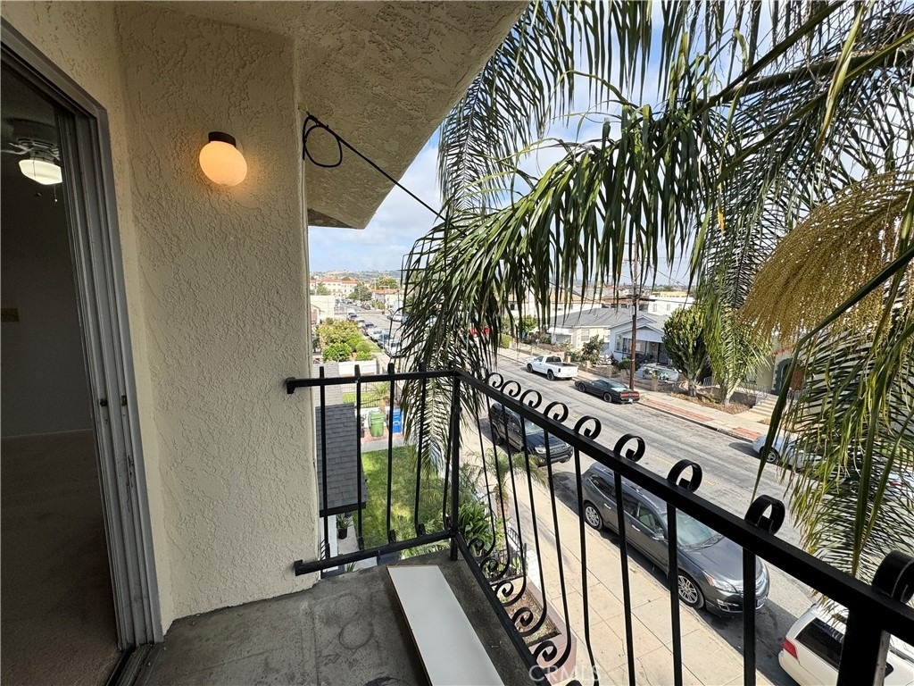 635 W 15th - Photo 6