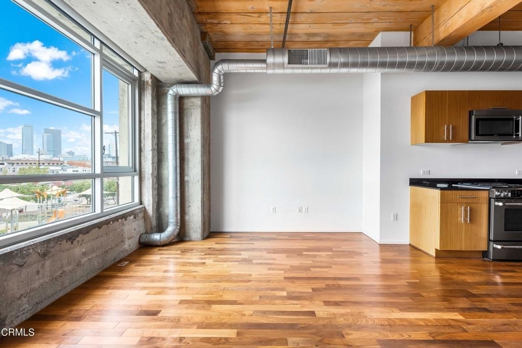 530 S Hewitt Street - Photo 3