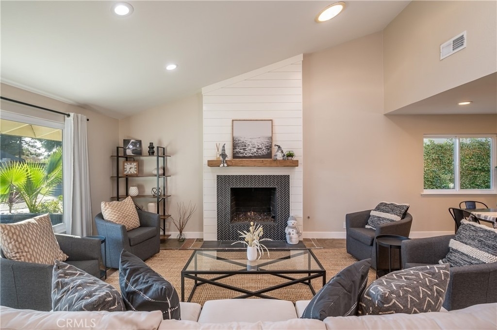 409 W Sierra - Photo 2