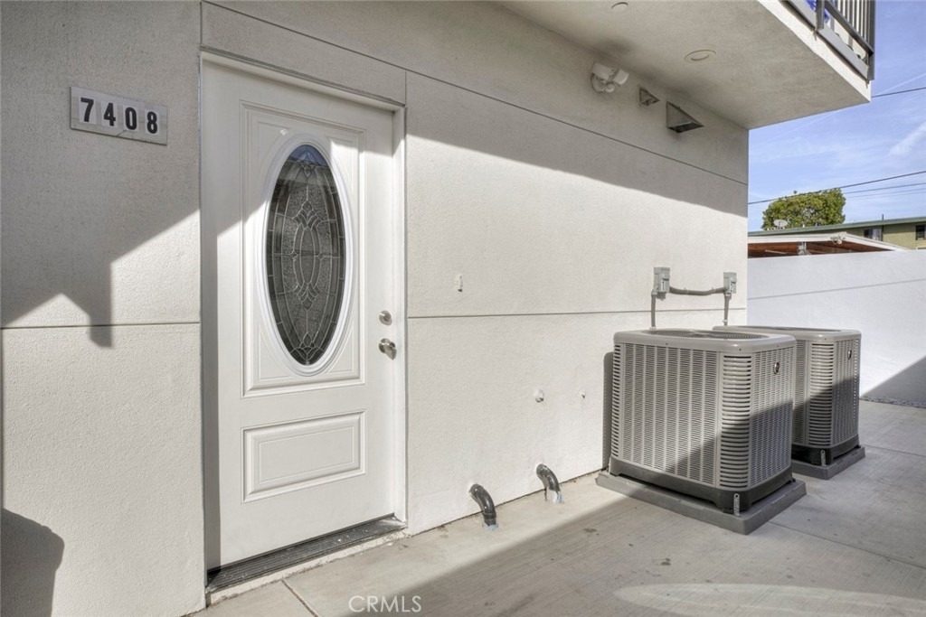 7408 Radford Ave - Photo 2