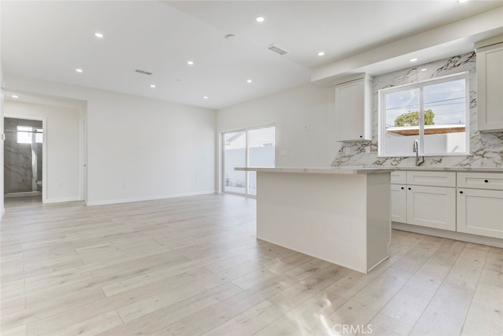 7408 Radford Ave - Photo 4
