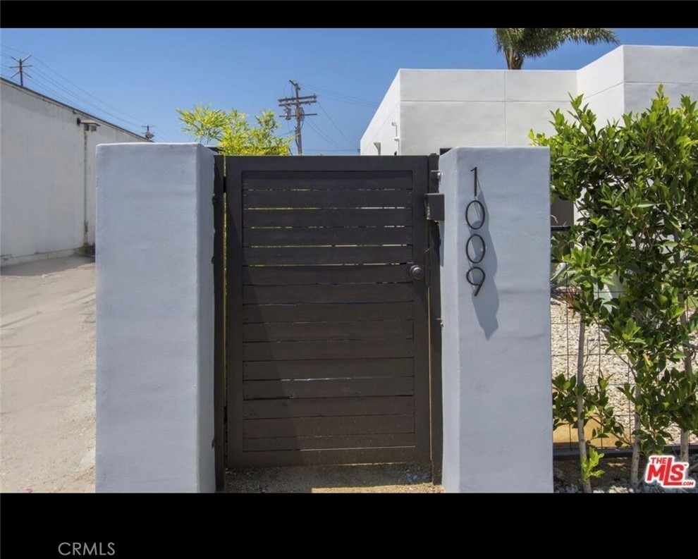 1009 Palms - Photo 0