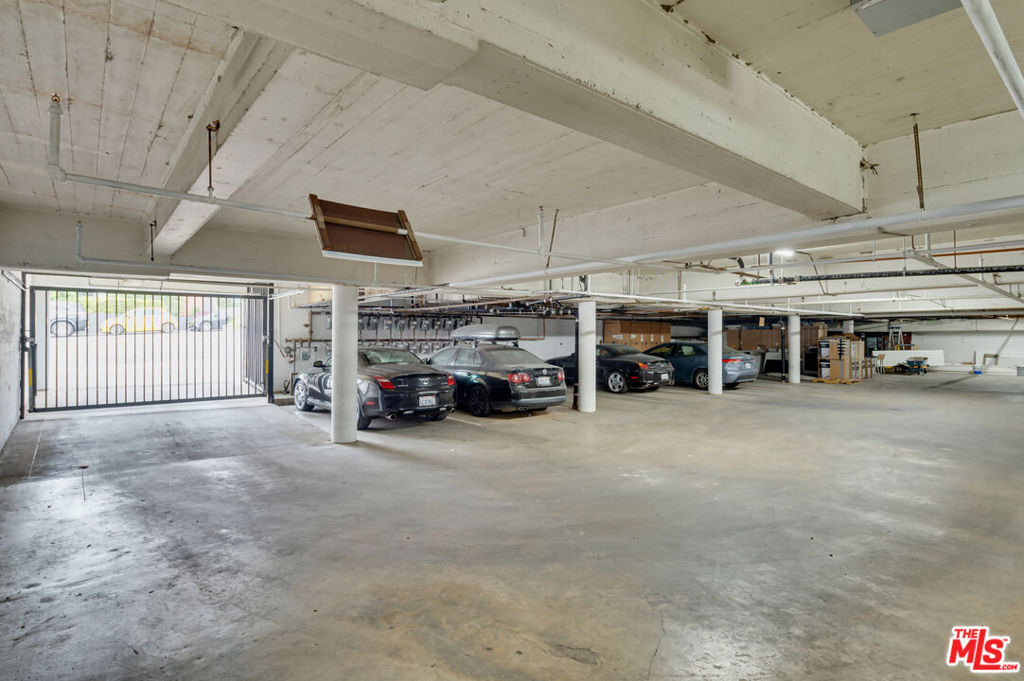 928 N San Vicente Boulevard - Photo 13