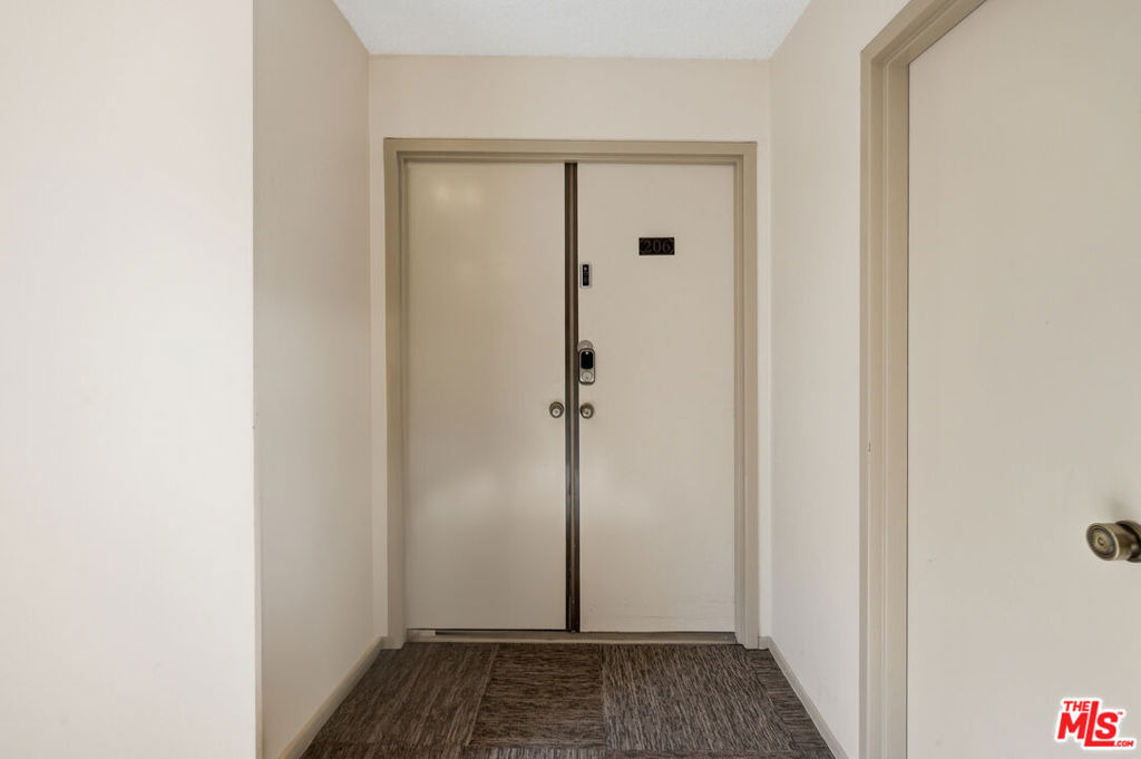 1037 N Vista Street - Photo 2