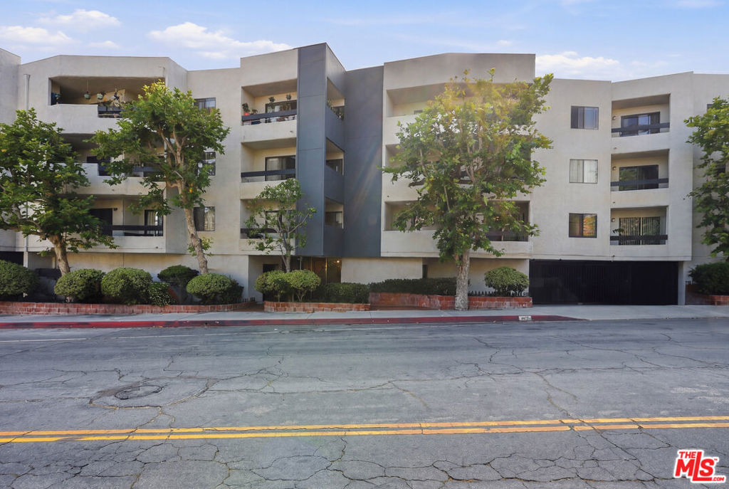 1037 N Vista Street - Photo 0