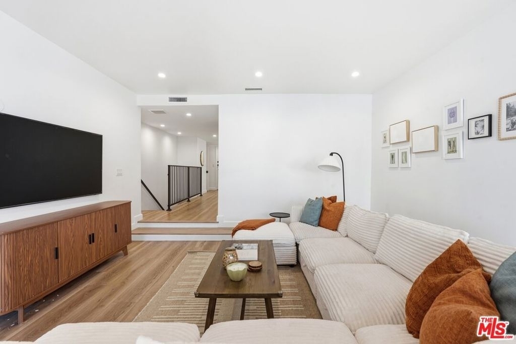 324 S Elm Drive - Photo 5