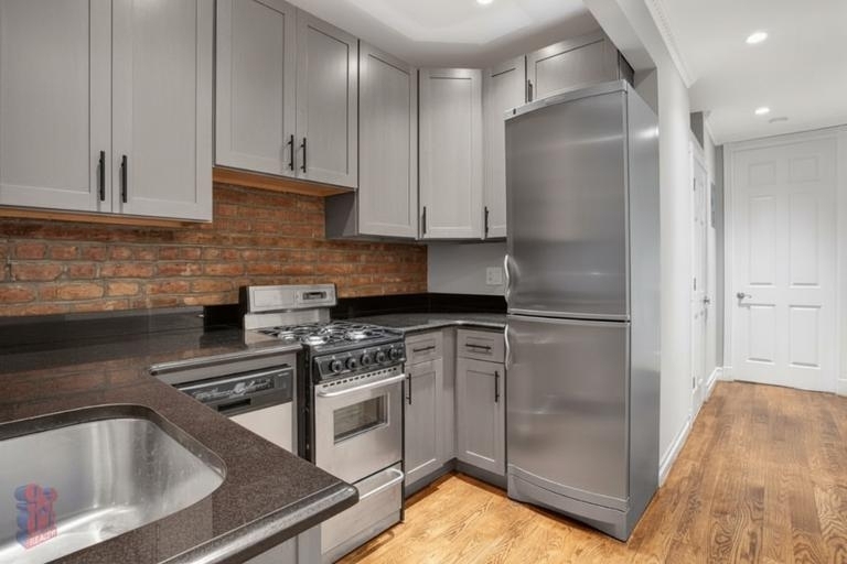 277 E 10th St - Photo 2