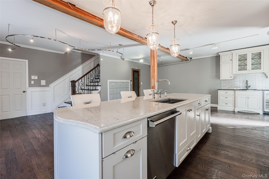 606 E Jericho Turnpike - Photo 1