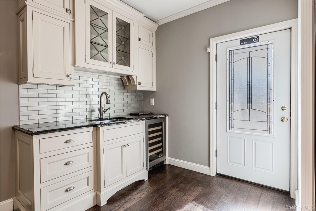 606 E Jericho Turnpike - Photo 3