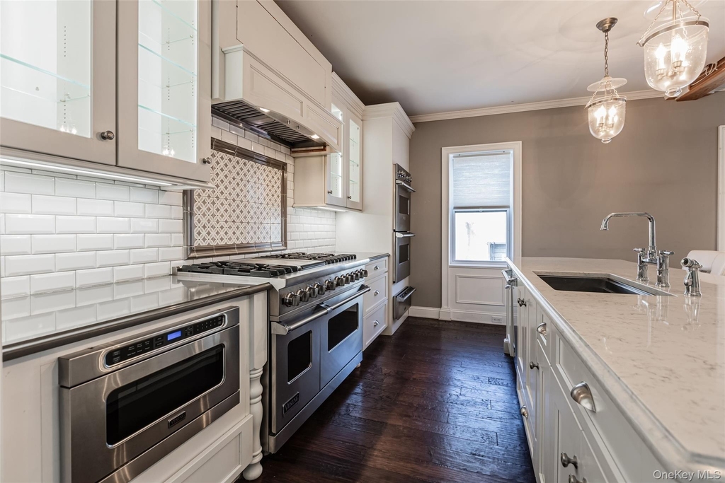 606 E Jericho Turnpike - Photo 2