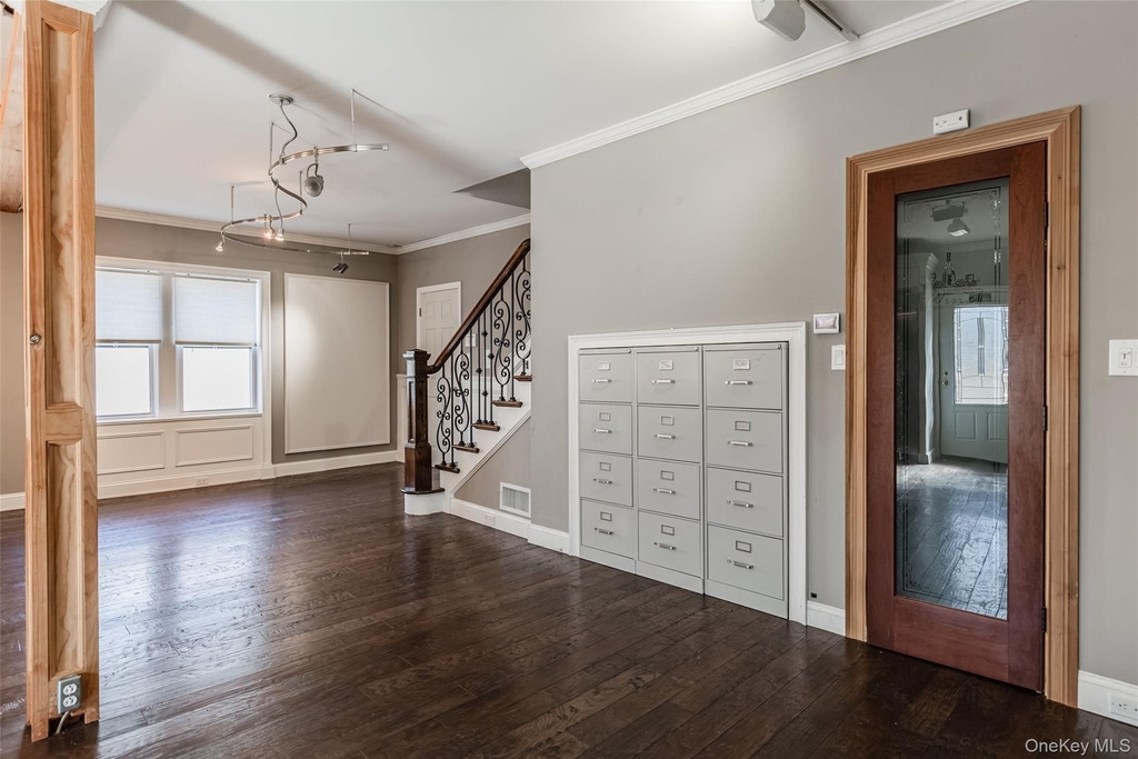 606 E Jericho Turnpike - Photo 5