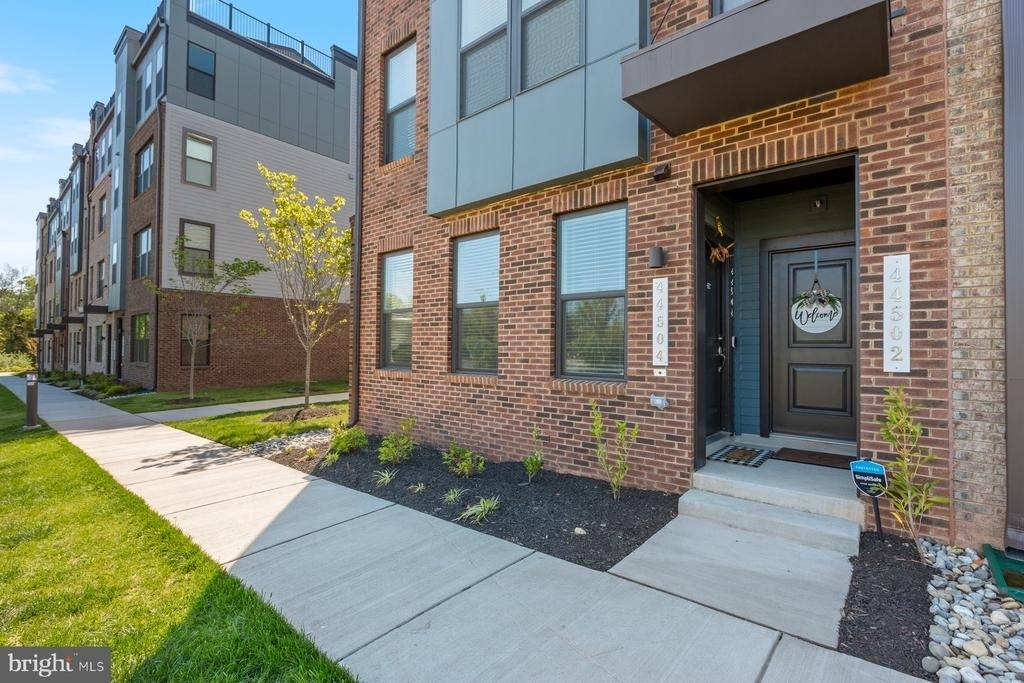 44504 Wolfhound Square - Photo 1