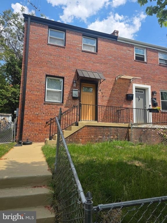 636 Burns Street Se - Photo 1
