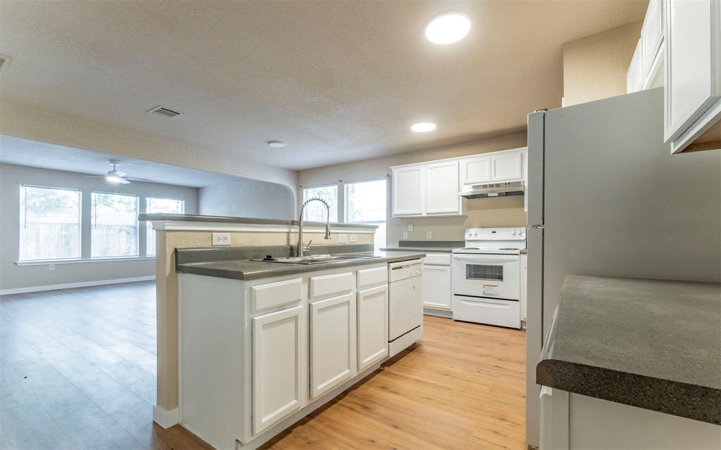 7106 Thannas Way - Photo 4