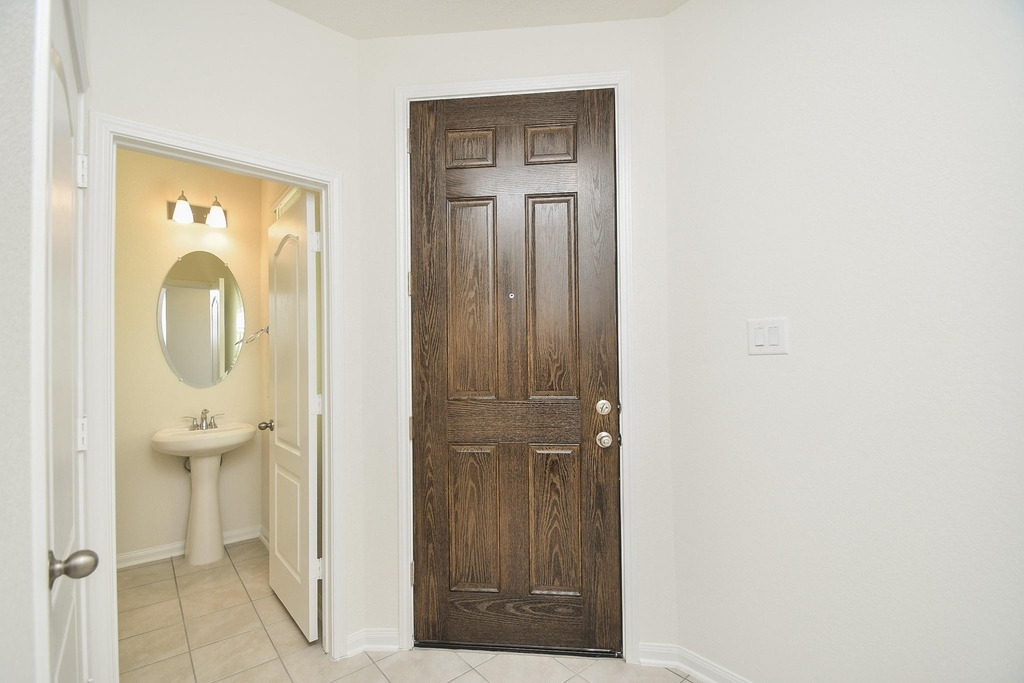8138 Leisure Point Drive - Photo 4