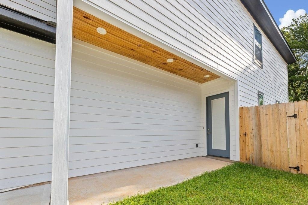 518 Clinton Street - Photo 2