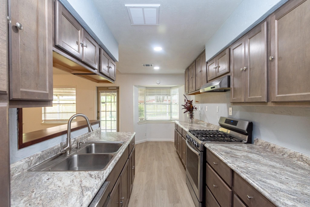 5704 Leggett Lane - Photo 9