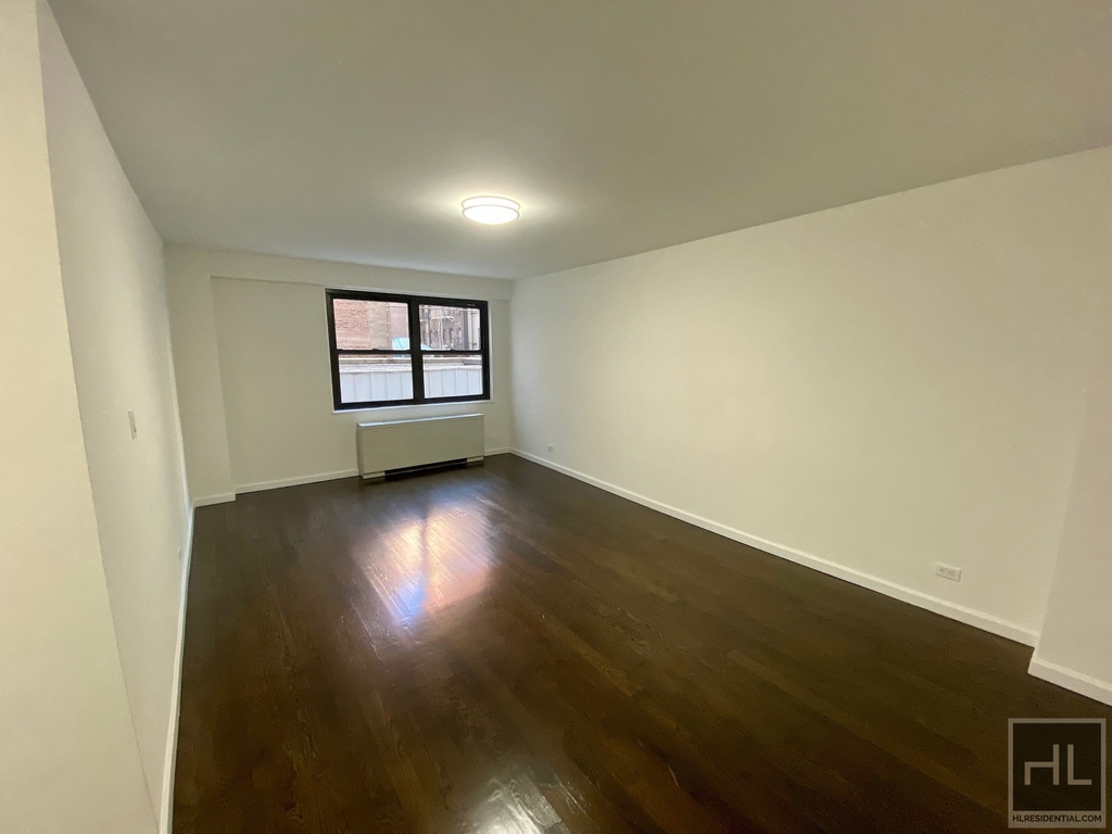 E 16 St - Photo 0