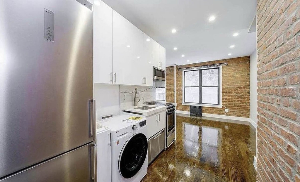 150 East 2nd Street - Photo 2