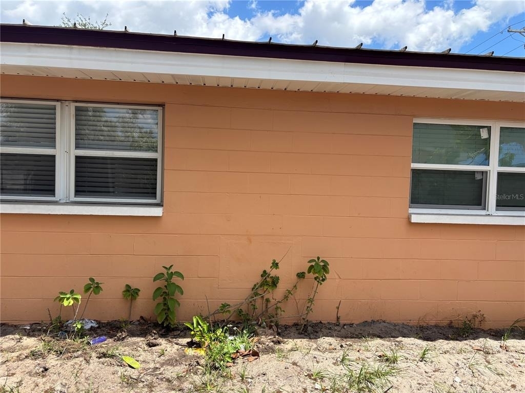 1320 Larsen Ln - Photo 2