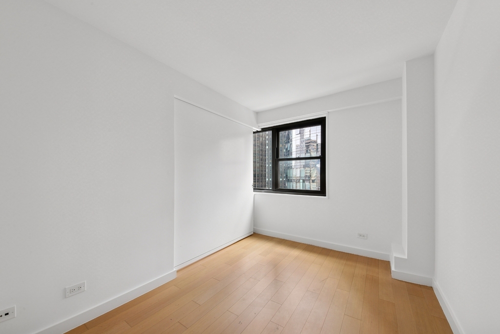 East 39th Street - Photo 4