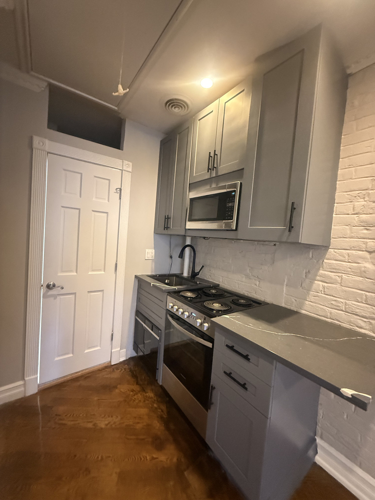 279 East 10th Street - Photo 5