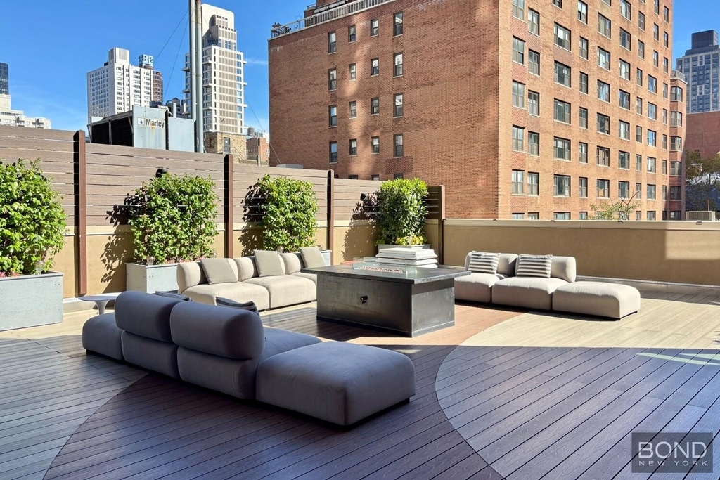 East 59th Street - Photo 2