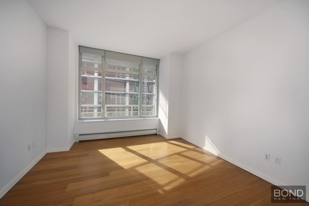 East 59th Street - Photo 4