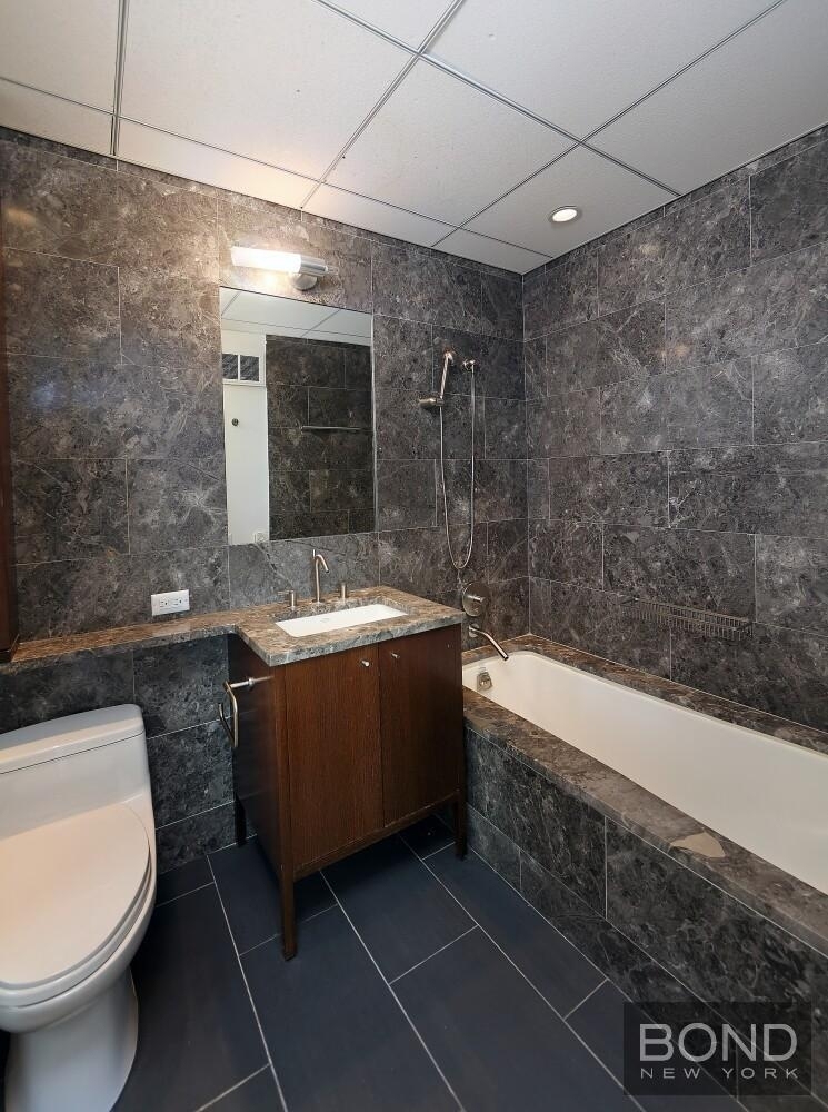 East 59th Street - Photo 3