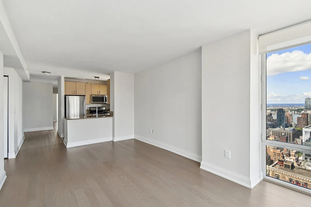 6th ave  - Photo 2