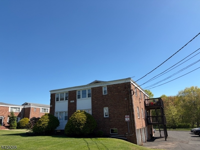6 Columbia Dr - Photo 0