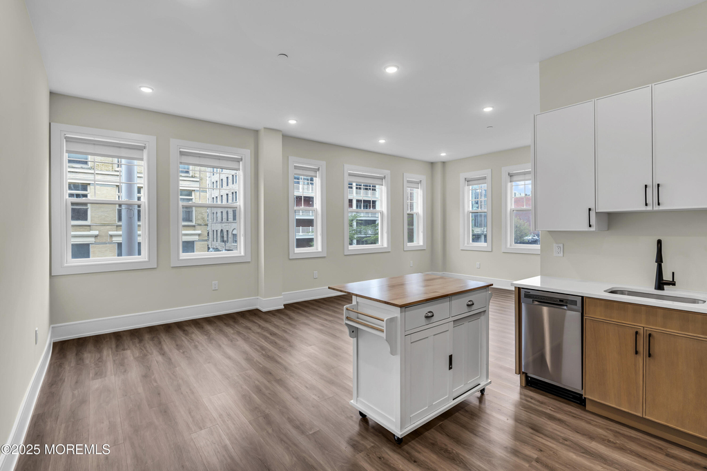 527 Bangs Avenue - Photo 6