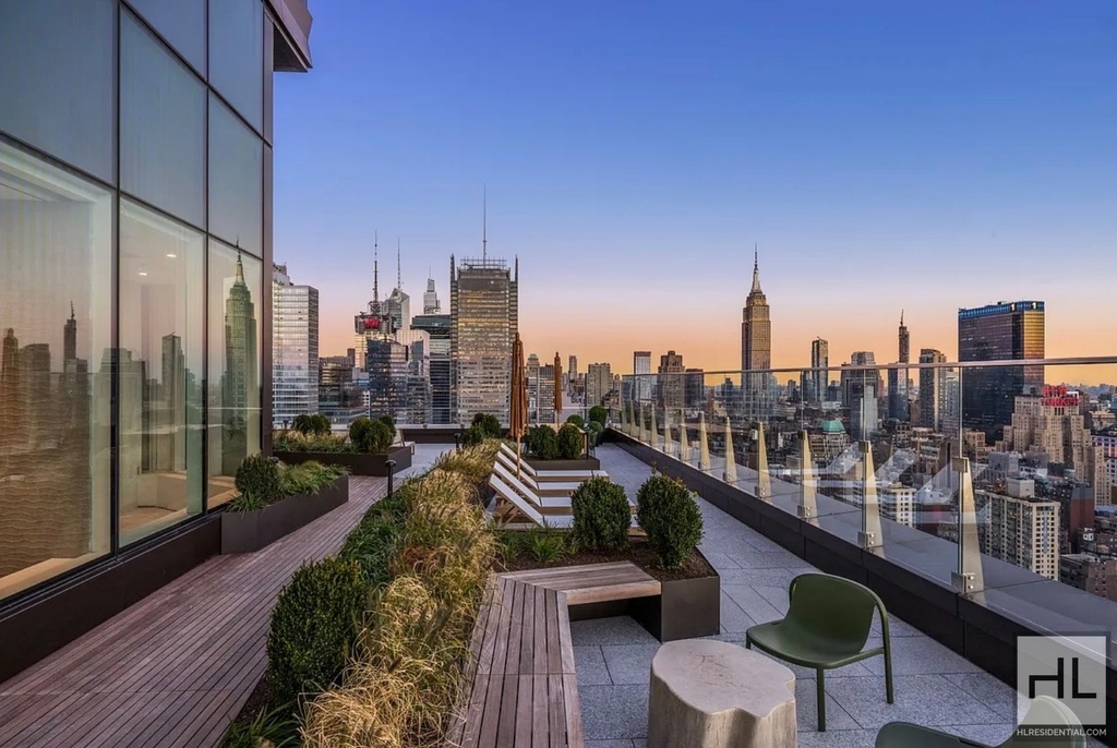 10th Avenue - Photo 10