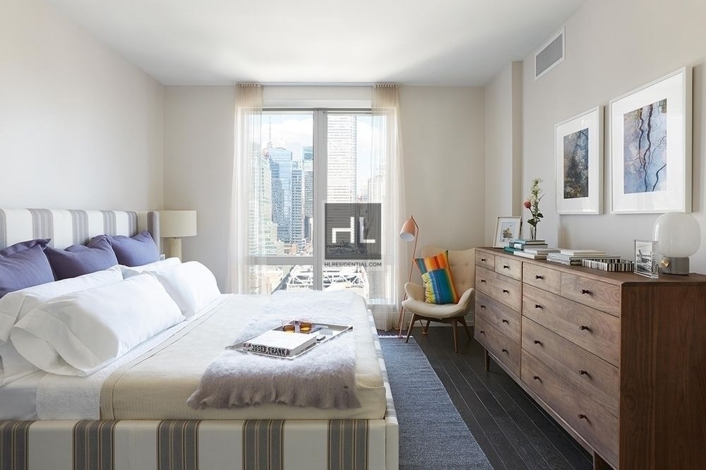Tenth Avenue - Photo 2