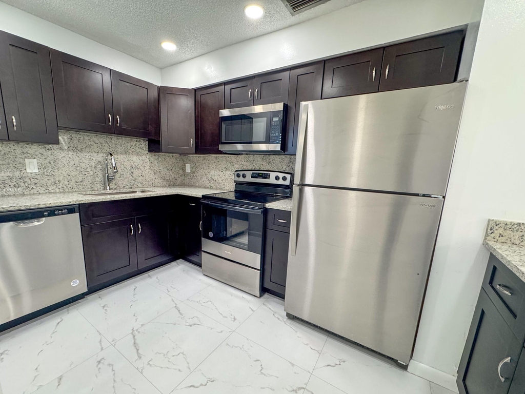10687 Royal Palm Boulevard - Photo 6
