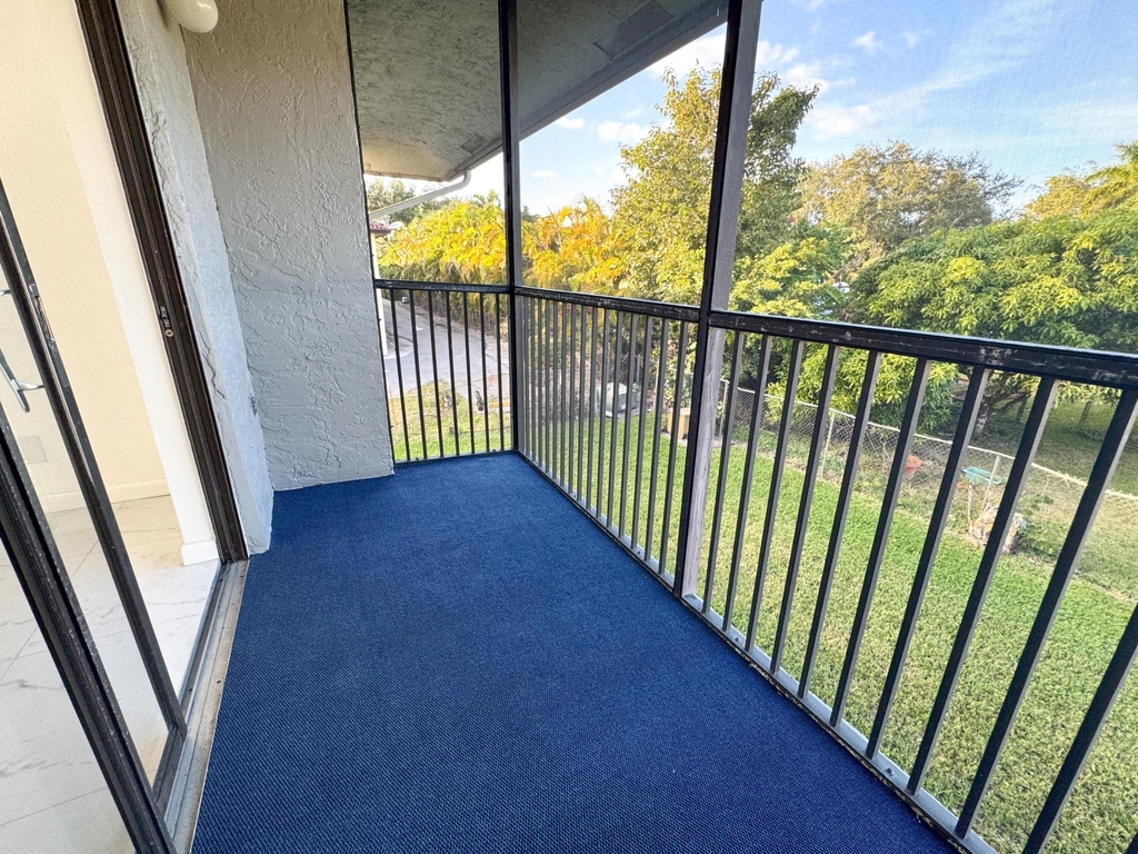 10687 Royal Palm Boulevard - Photo 18