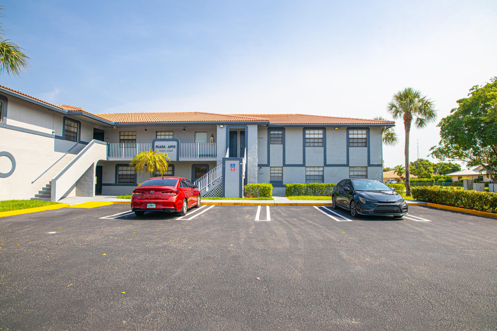 10687 Royal Palm Boulevard - Photo 2