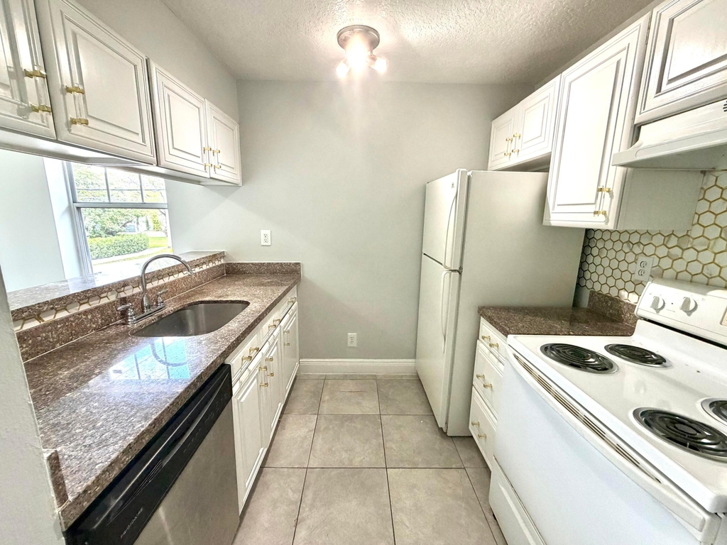 1025 Sw 2nd Court - Photo 3