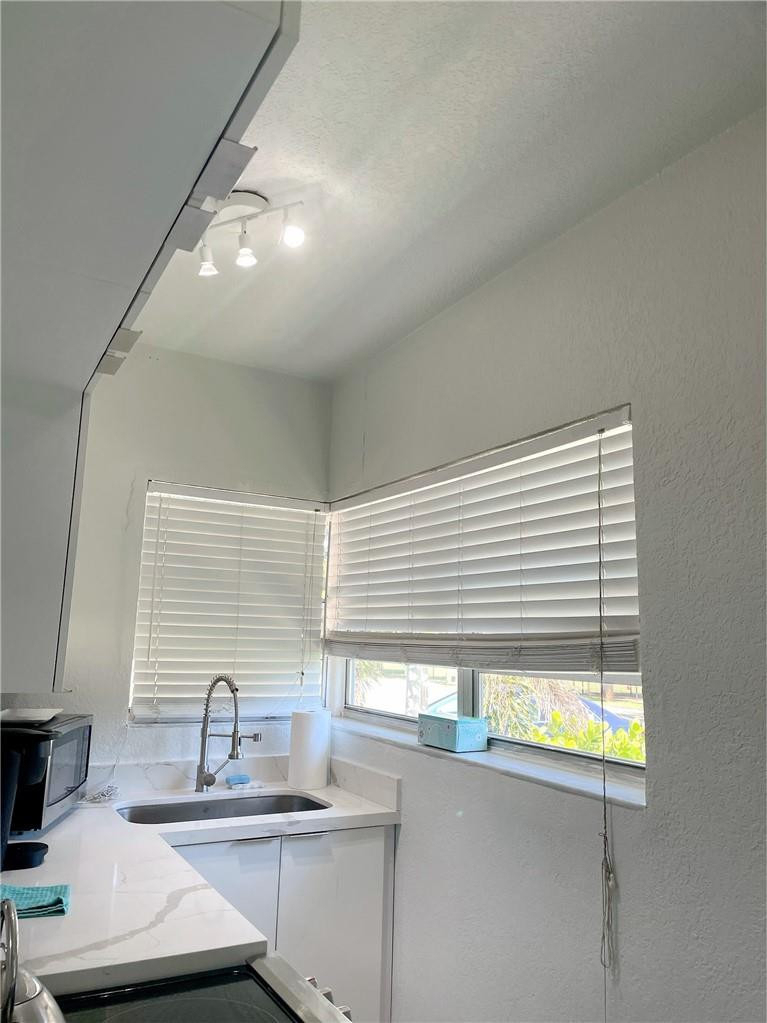 17 Ne 9th Avenue - Photo 2