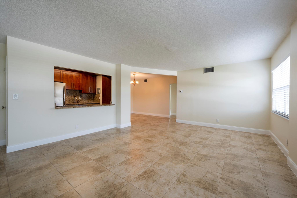 2555 Ne 11th Street - Photo 8