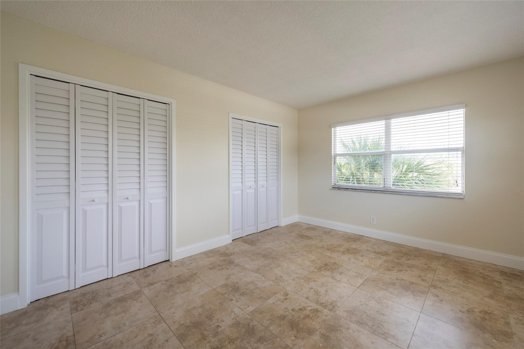 2555 Ne 11th Street - Photo 12