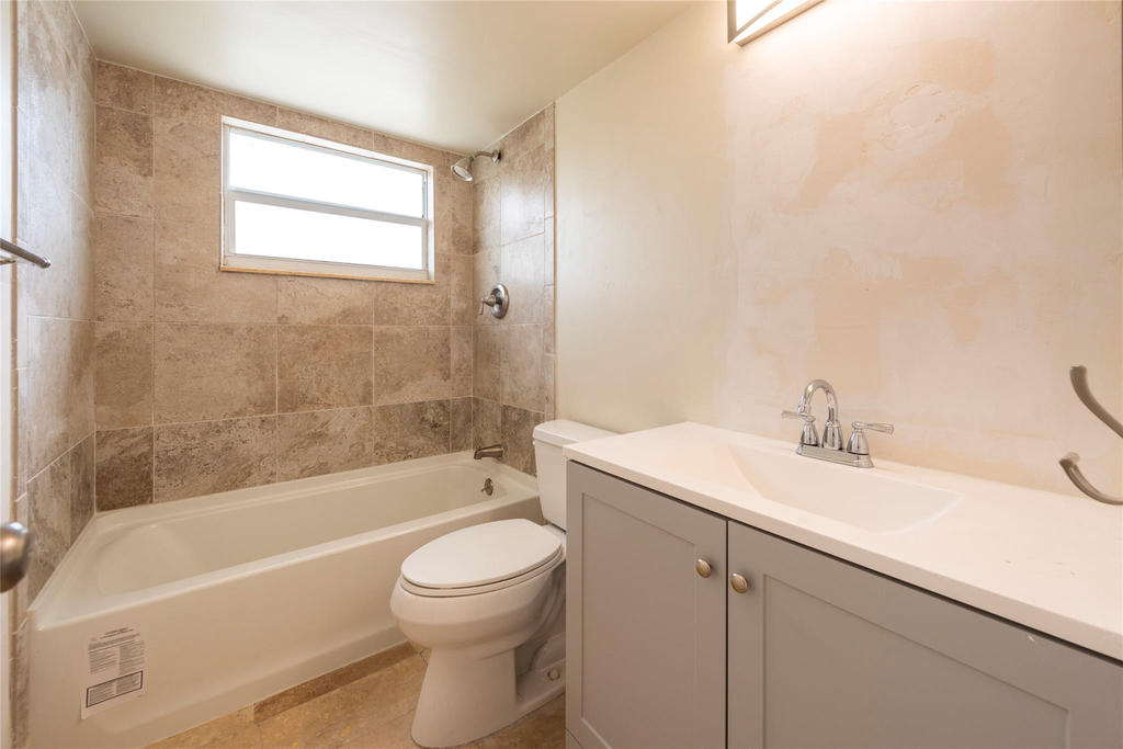 2555 Ne 11th Street - Photo 13