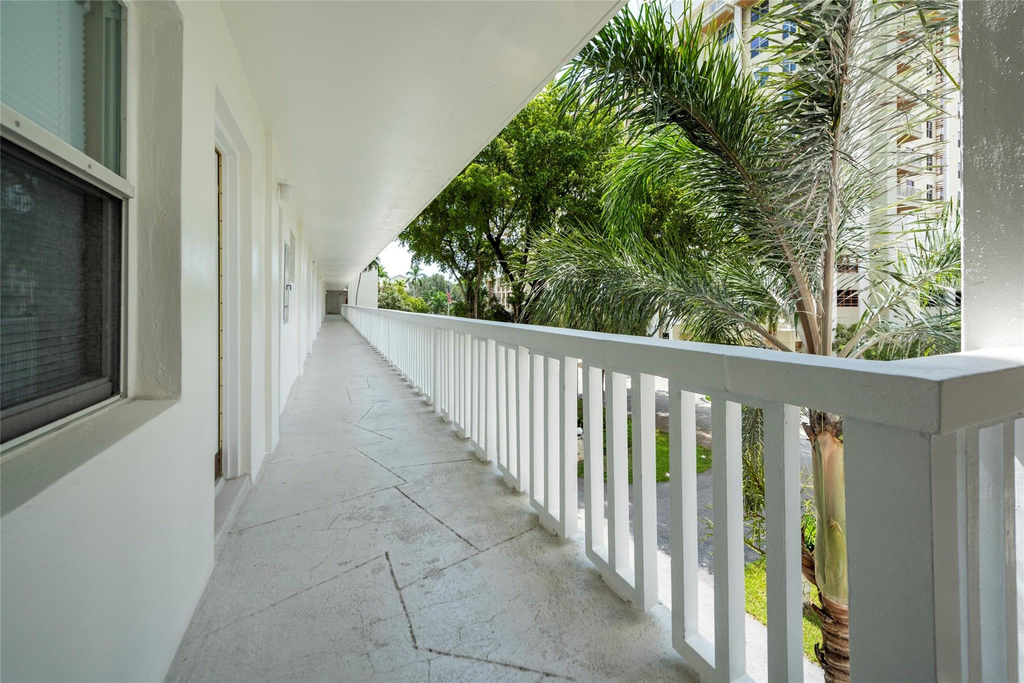 2555 Ne 11th Street - Photo 2