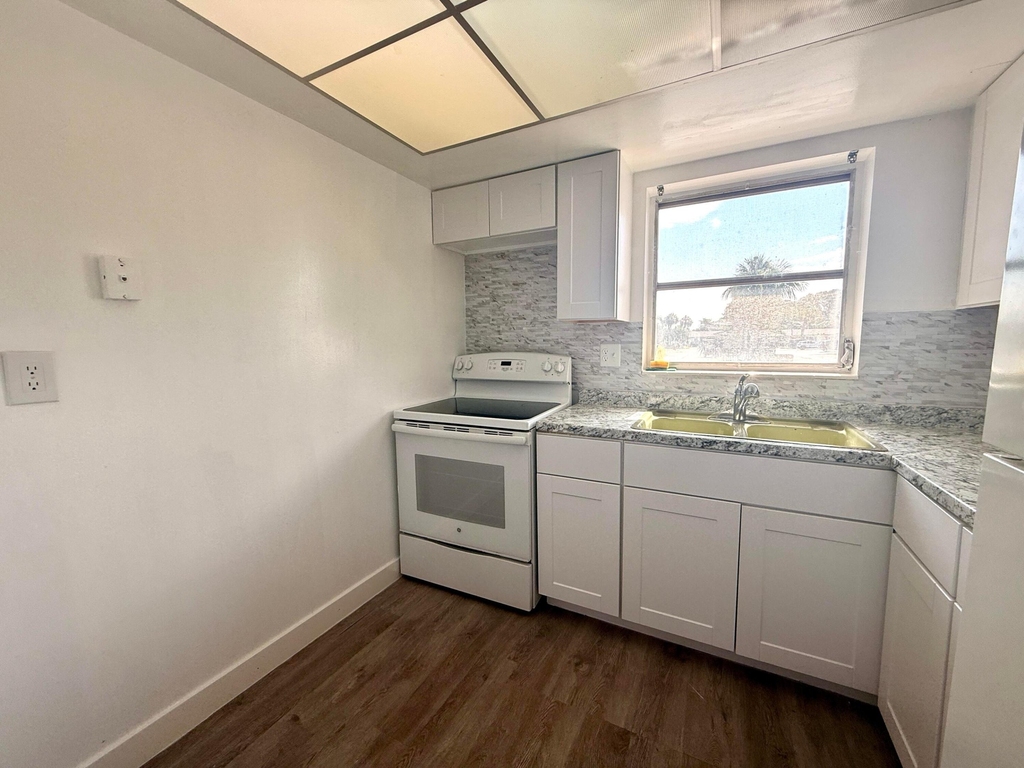 2854 E Crosley Dr Drive E - Photo 4