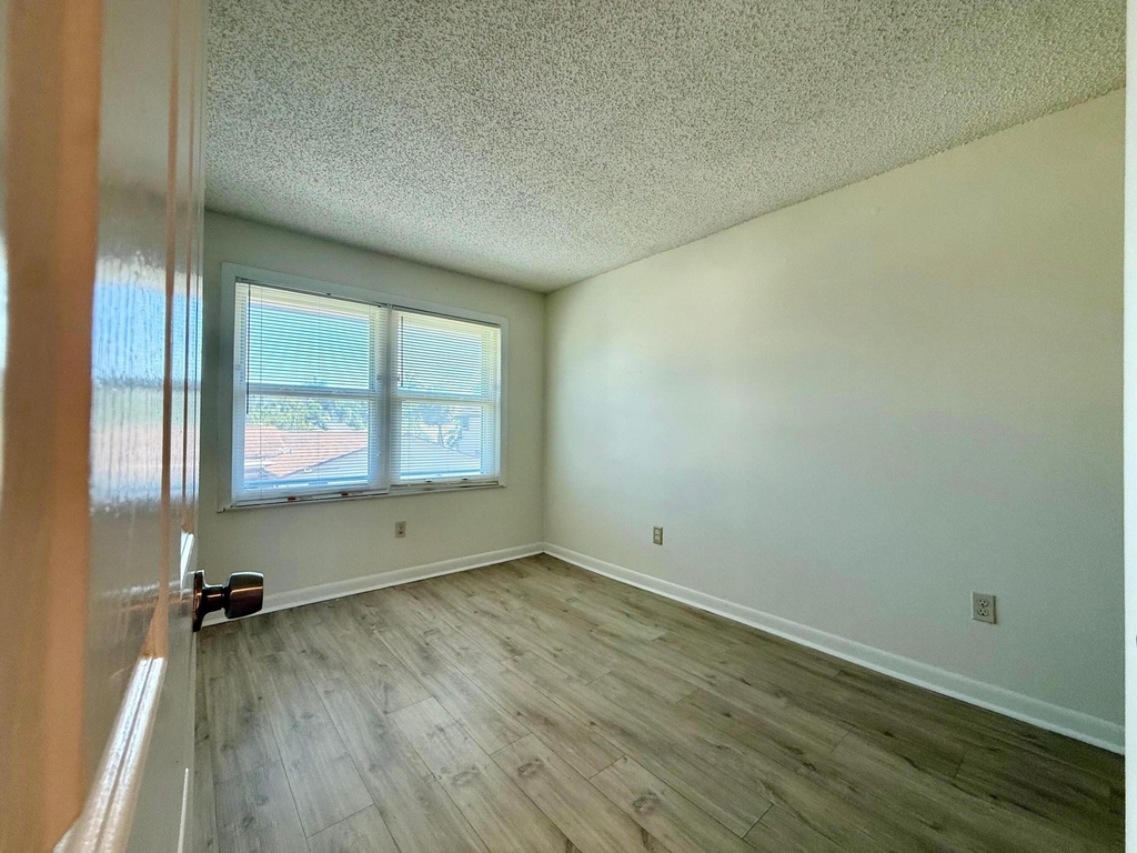 323 Gulfstream Road - Photo 5