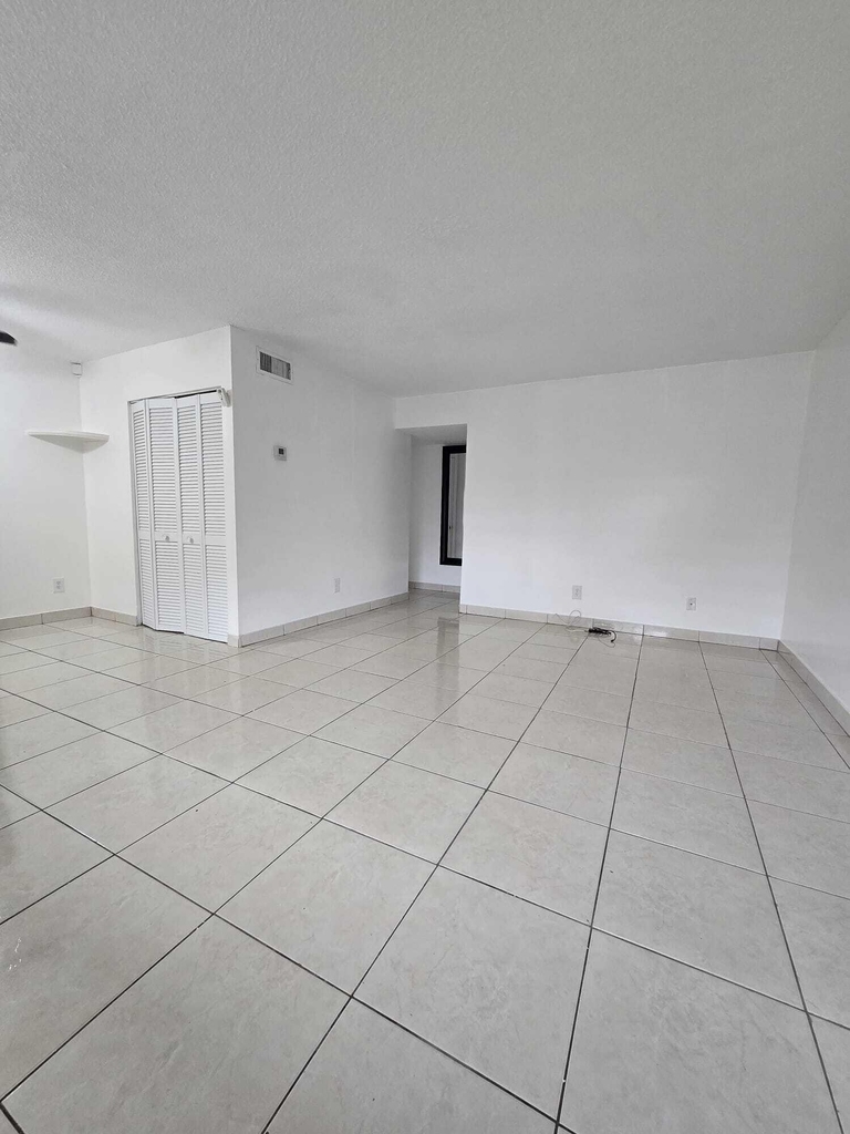 1201 Sw 52nd Avenue - Photo 3