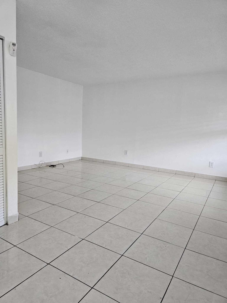 1201 Sw 52nd Avenue - Photo 5