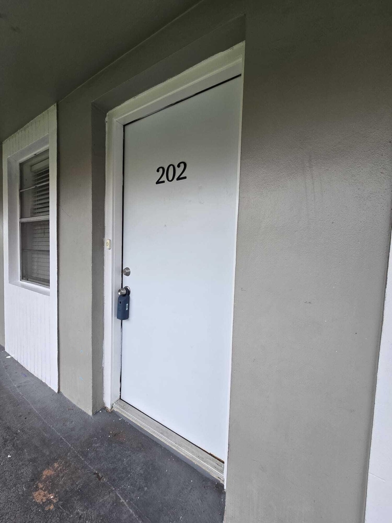 1201 Sw 52nd Avenue - Photo 2