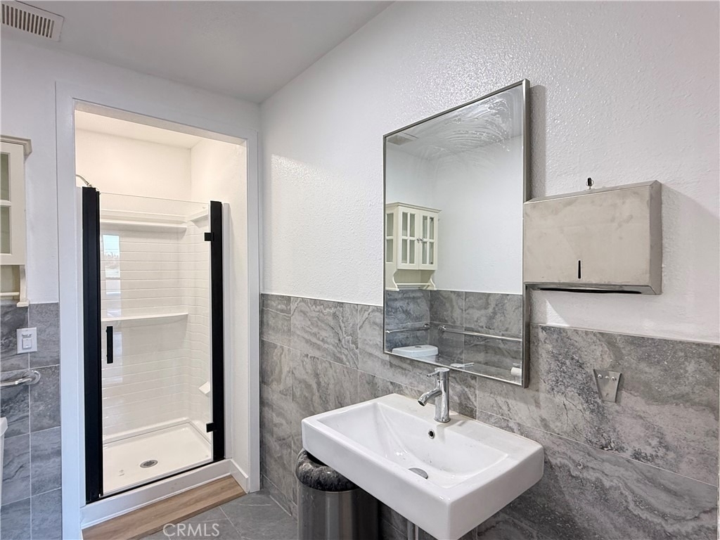 660 W 7th - Photo 2